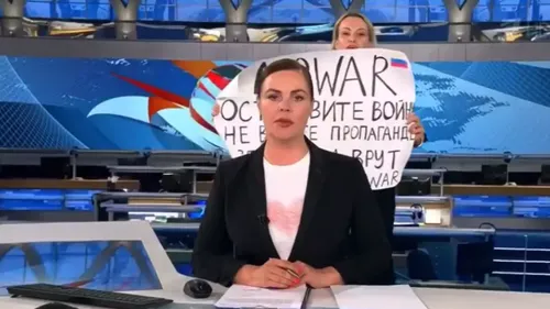 Russie : une militante anti-guerre interrompt le principal...